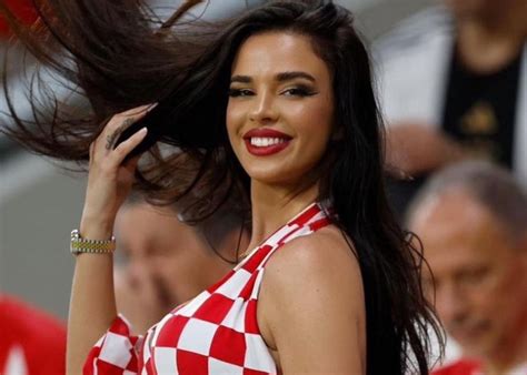 Miss Ivana Knoll Se Muestra Casi Desnuda En Las Playas De Qatar En Apoyo A Croacia