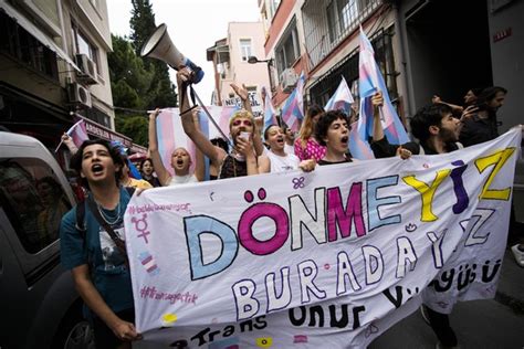 Pride Parade In Istanbul Berichte Von Angriffen Der T Rkischen Polizei