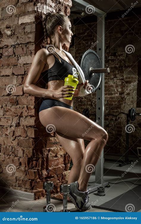 Mooie Vrouwelijke Bodybuilder In Gym Stock Foto Image Of Oefening Spieren