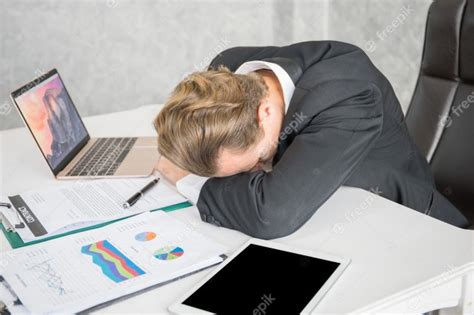 Hombre De Negocios Cansado Durmiendo En El Lugar De Trabajo Después Del