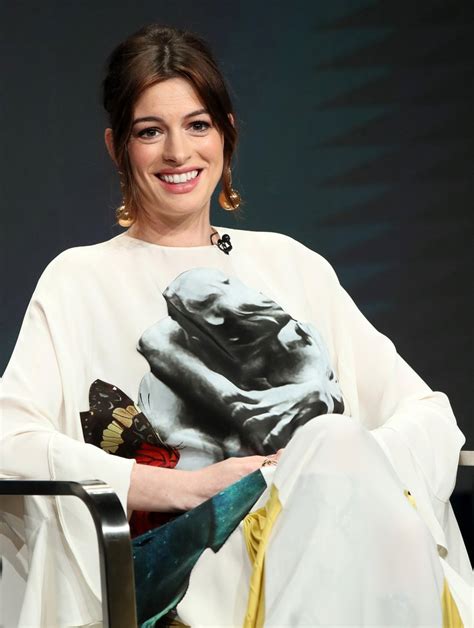 Pregnant Anne Hathaway Says She Has Mommy Brain