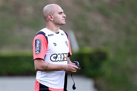 Fábio Santos chama responsabilidade e lembra que já substituiu Roberto