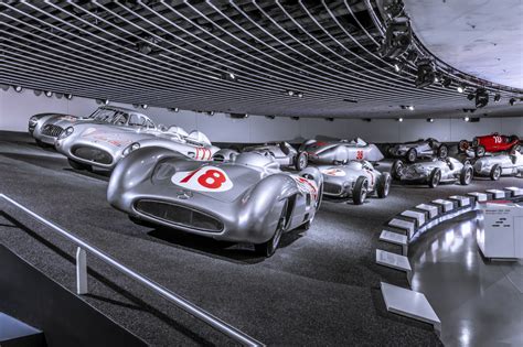 Vidéo Visitez Lincroyable Musée Mercedes Benz Les Voitures