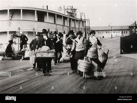 Immigration Ellis Island 1930