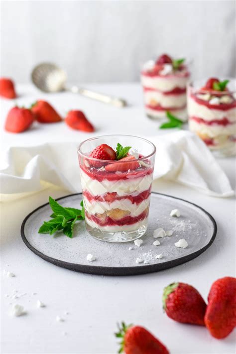 Sommerliches Erdbeer weißes Schokoladen Tiramisu im Glas Blondies Fine