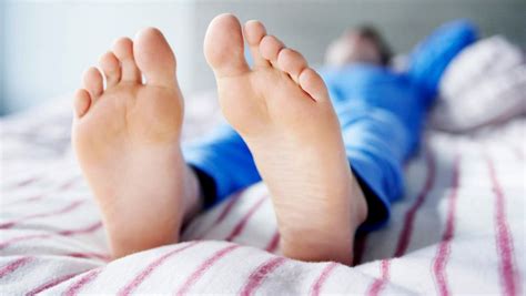 Handling Foot Pain 3 Signs It Is Time To See A Doctor • Guidelines Health