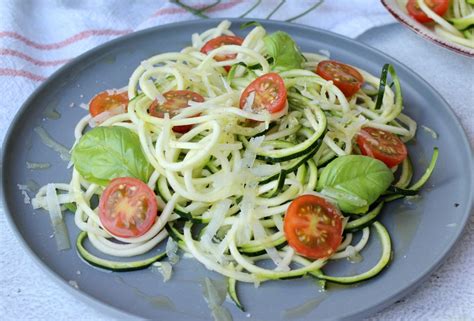 Espaguetis de calabacín exquisito y fácil plato de vegetales