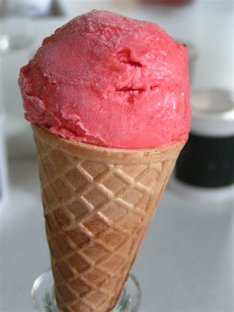 Sucrée et parfois légèrement acidulée, la fraise est souvent rouge, mais pas toujours ! glace à la fraise/coco sans sorbetière - Mes Z'ateliers