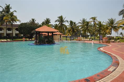 While the holiday inn goa offers a highly appealing value for money proposition for anyone looking to stay at a 5 star beach resort in goa, this does come with a caveat. Расположенный на пляже «Мобор» современный отель Holiday ...
