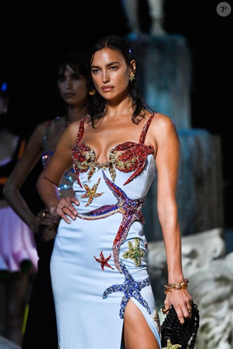 photo irina shayk participe au défilé versace collection printemps été 2021 lors de la fashion