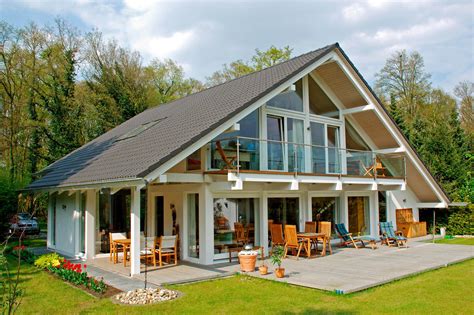 Modern, aber gemütlich, das haus in der schweiz von km architektur ist nur aus natürlichen materialien wie glas, holz und beton gebaut, die hauskonstruktion ist beeindruckend. Moderne Fachwerkhäuser von KD-Haus - KD Haus