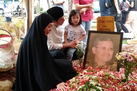 Pasca tertangkap polisi, askara parasady harsono digugat cerai oleh nindy ayunda. Rasakan Firasat Sebelum Ayah Meninggal, Nindy Ayunda: Saya Takut