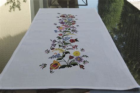 Une grande longueur de 9 mètres par 38 cm qui vous permettra de faire plusieurs tables. Chemins De Table En Kit à Broder : Chemins De Table à ...