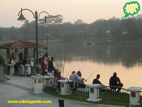 Taman tasik cempaka monkey is a famous park in baru bangui, it is going to be crowded on the weekend with masses of fun activities for kids in a walking course, a skate park and kid's playground lake. CikLilyPutih The Lifestyle Blogger: Pagi Ahad Di Taman ...