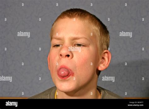Junge Der Seine Zunge Herausstreckt Fotos Und Bildmaterial In Hoher Auflösung Seite 5 Alamy