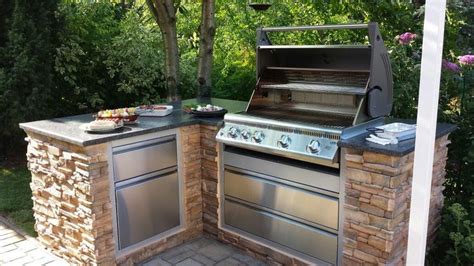 Video anleitung zum aufbau von einem valoriani pizzaofen bausatz. Moderne Outdoor Küche | Outdoor küche, Eingebauter grill ...