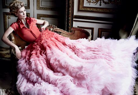 Rosamund Pike Star Of Gone Girl Graces Vanity Fairs February Cover