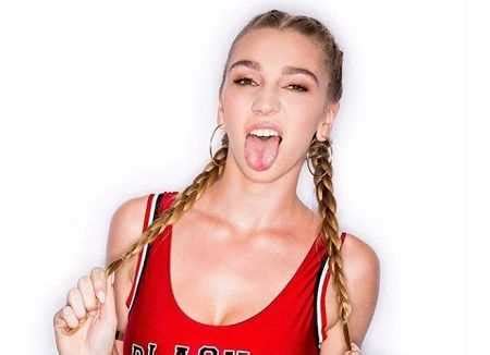 Kendra Sunderland Facts About Her Biography Age Height Figure And Net Worth Bio Famous Com