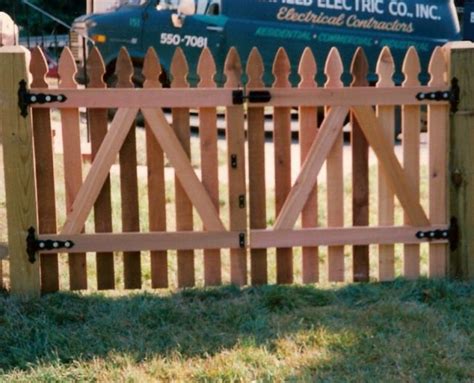 Building a garden fence gate. How To Build A Picket Fence Double Gate | Fence design ...
