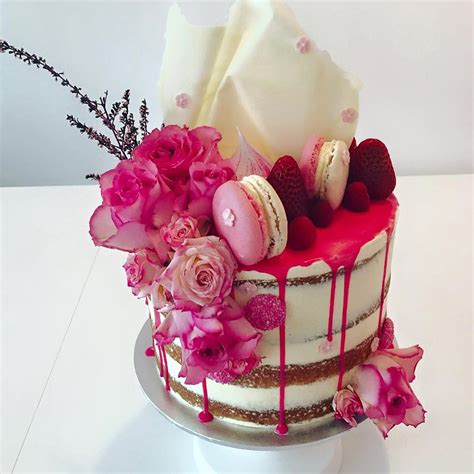Of course, this is a much more economical option than a five tiered cake but that's not to say that it can't or won't make a statement in its own way. A layer of love: single-tier wedding cakes