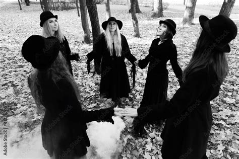 Foto De Coven Of Witches Modern Witches Gathered And Do A Ritual In