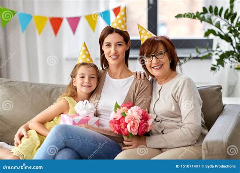 Мать дочь и бабушка на дне рождения Стоковое Изображение изображение насчитывающей внучка