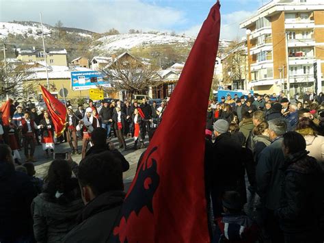 Qytetaret e Preshevës ngrisin flamurin kuqezi në komunë dhe festojnë me