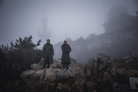 De hoogste piek is volgens de chinese overheid 1.532,7. De zonsopgang zien op de heilige berg Taishan in China ...