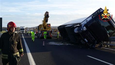 I vigili del fuoco hanno estratto il coropo senza una vita di un uomo. Tir contro guard rail, incidente sull'A1 - Tuttoggi