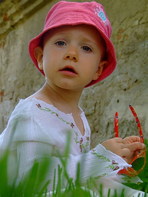 Fotos Gratis Persona Niña Flor Ver Primavera Rojo Niño Ropa