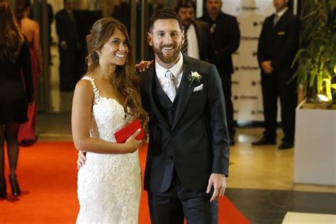 Cristiano ronaldo und lionel messi könnten in den nächsten jahren für. Lionel Messi, wife Antonella Roccuzzo get matching tattoos ...