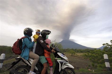 indonesia volcano forces mass evacuation shuts bali airport inquirer news