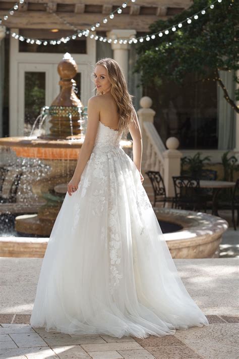 We did not find results for: Schulterfreies Brautkleid mit Blüten in Weiß von Sincerity ...