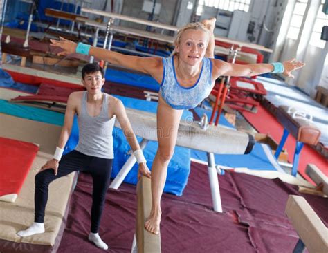 Femme Acrobate En Maillot De Corps Faisant De Lexercice Dans Les Bars Larges De La Salle De Gym