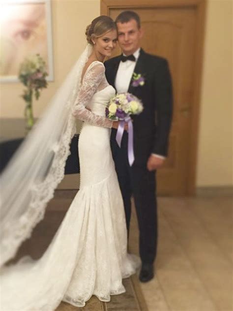 Lily Aldridge Posts Wedding Dress Pic On Anniversary To Caleb Followill
