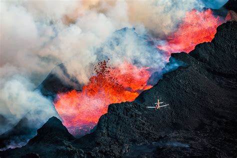 These Jaw Dropping Photos Capture An Erupting Volcano In Iceland Up