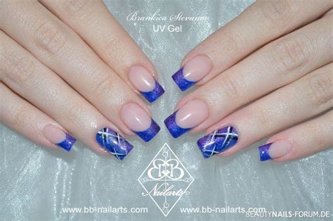 Gelnägel mit lila gel / muster mit nageldesign. Galaxy Nails Muster mit Verlauf Gelnägel