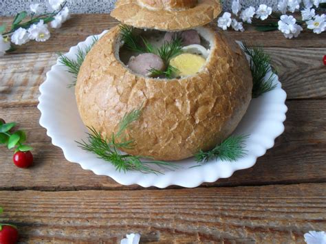 Pokrojone jajka włożyłam do chleba wlałam żurek. Żurek w chlebie - PrzyslijPrzepis.pl