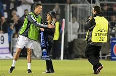 ronaldo fan cristiano fans gives confronted gareth bale warm another looking forward thumbs