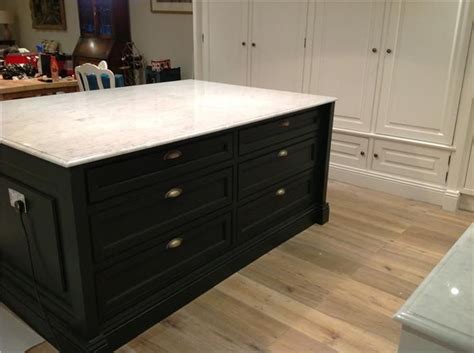 The paleness of green ground has a calming feel, so is well suited to use in kitchens to create a contented family atmosphere. Farrow & Ball inspiration gallery | Farrow and ball ...
