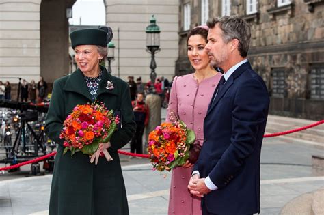 Bu ses hakkında danmark (yardım·bilgi)) kuzey avrupa'da i̇skandinavya'da danimarka anayasal bir monarşi olup, devlet başkanı 2'inci margrethe'dır. Danimarka Kraliçesi'nin Noel sıkıntısı! Oğulları arasında ...