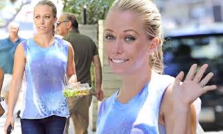 kendra wilkinson proves a shark week fan in her scary shirt as she munches on a healthy salad