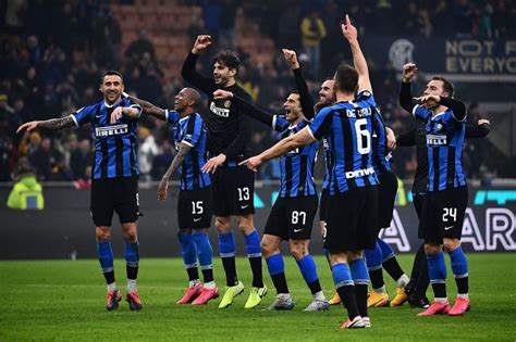 Romelu lukaku (inter milan) with an attempt from very close range to the goal! Inter de Milan podría ser vendido en 500 millones de euros