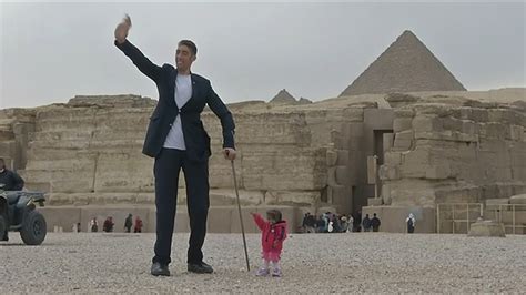 Photos Worlds Tallest Man And Shortest Woman Stroll Along The Pyramids In Egypt