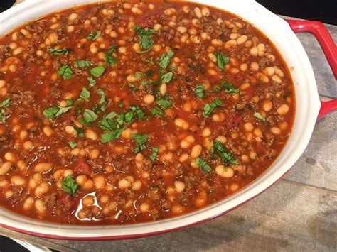 Witte bonen in zelfgemaakte tomatensaus met gehakt en kruiden Lekker