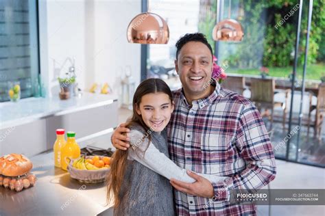 Retrato Feliz Padre E Hija Abrazándose En La Cocina — Dos Personas