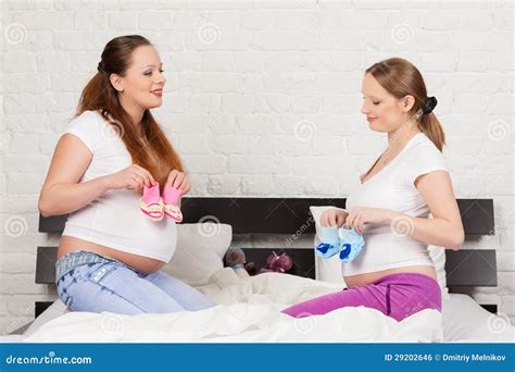 schwangere freundin zwei stockfoto bild von kaukasisch 29202646