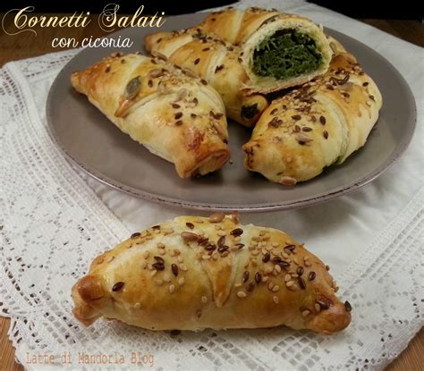 Condividi la ricetta con i tuoi amici! Cornetti salati di pasta sfoglia con la cicoria