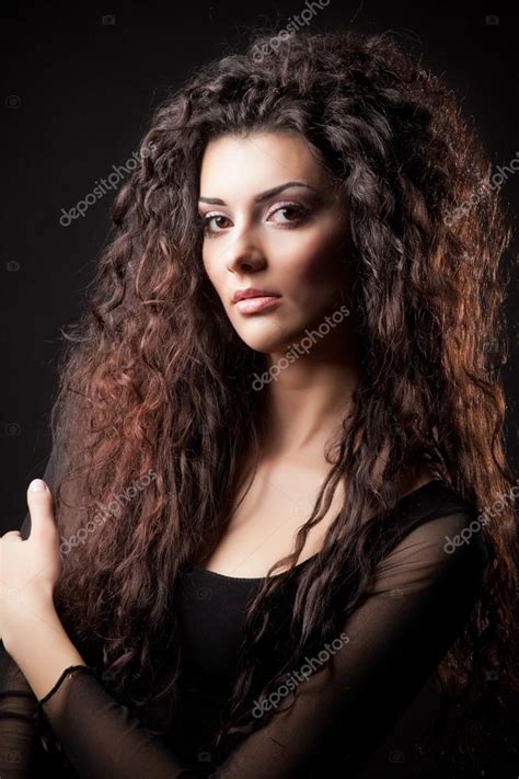 portret seksowny młoda dziewczyna z piękne długie kręcone włosy — zdjęcie stockowe © margo black