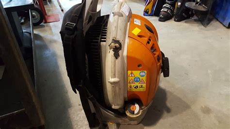 How do you start a backpack leaf blower? STIHL BR500 GAS BACKPACK BLOWER - Big Valley Auction